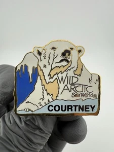 1990’s Sea World Wild Arctic Polar Bear Personalized “Courtney” Name Lapel Pin - Bild 1 von 10