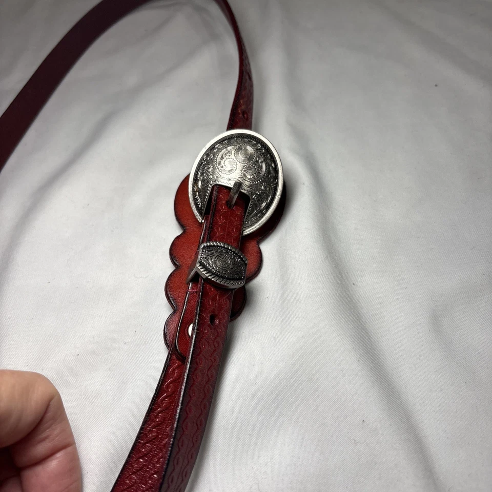 Cinturón ajustado rojo concho de cuero rojo Foto 1 de 4