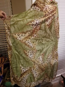 NUEVO CON ETIQUETAS BUFANDA $85 VINTAGE ZONA MODA PLANTAS VERDES SOBRE POLIÉSTER ESTAMPADO LEOPARDO - Imagen 1 de 5