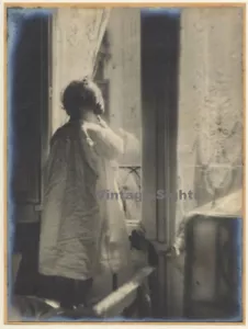 Great Take Of Baby Girl In Nightgown Looking Out Of Window (Vintage Photo ~1910s - Imagen 1 de 1