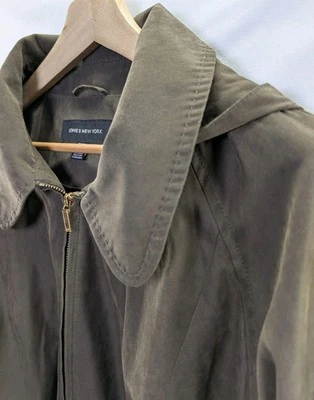 Abrigo de lluvia para mujer Jones New York verde oliva capucha extraíble cremallera completa plus 1x Foto 1 de 4