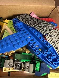 1.4 LBS Lego Bricks & pieces - Random Colors, sizes & types - bulk Lot - Picture 1 of 2