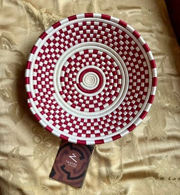 NUEVO CON ETIQUETAS Fairwinds Trading Ruanda África 12” Cesta Cuenco Fruta Nueva Decoración Rojo Blanco Foto 1 de 4