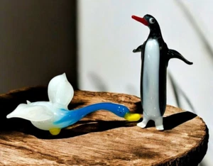 Estatuillas de ganso y pingüino de cuello largo de vidrio artístico soplado a mano MCM en miniatura de colección - Imagen 1 de 7