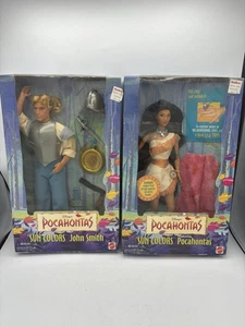 Lotto 2 Barbie Pocahontas & John Smith Disney Bambole Colori Sole NRFB. - Foto 1 di 4