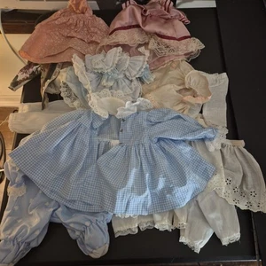 Vintage Puppenoutfit Paket 15 mittelgroße bis große Puppen Kleider Shirts Unterteile - Bild 1 von 18