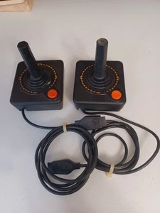 CONTROLADORES JOYSTICKS ATARI CX40 DIGITAL ATARI 2600 JUEGO DE 2 DUEÑOS ORIGINALES - Imagen 1 de 5