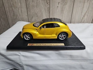 MAISTO Chrysler Pronto Cruizer 1:18 Diecast CAR, en soporte, amarillo perlado/oro - Imagen 1 de 19