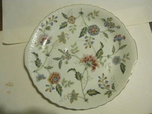 Andrea von Sadek, 10 3/8" Servierplatte, geprägte Mitte, Floral (MW-95) - Bild 1 von 3