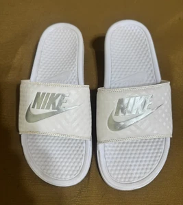 Sandalia Nike Slide blanca con plata Nike Swoosh - Imagen 1 de 6