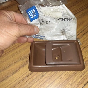 NOS GM 95007064 Inside Door Handle 1989 99 91 1992 Chevrolet Geo Prizm Brown A5 - Picture 1 of 2