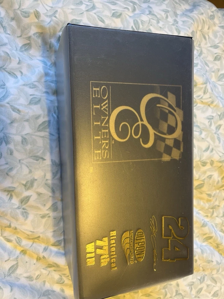 Jeff Gordon DuPont 77th Win Tribute 2007 NASCAR 1:24 Diecast Owners ELITE - Image 1 of 3