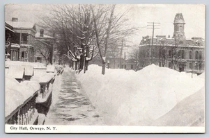 Schneegestapeltes Rathaus, Oswego, New York 1910er Postkarte - Bild 1 von 2
