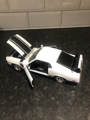 1970 Ford Mustang Boss 302, White w/Black - Welly  1/18 Scale  - Image 1 of 4