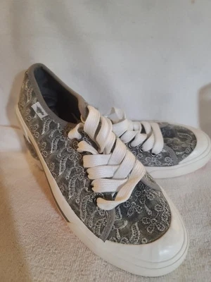 Zapatilla deportiva para mujer Rocket Dog gris blanca con patrón de encaje floral espuma de felpa plana talla 7 Foto 1 de 4