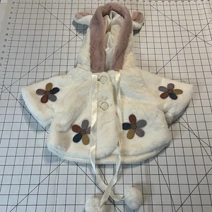 Chaqueta de piel sintética para niñas talla 5 con capucha crema malva ribete tela flores pompón suave - Imagen 1 de 8
