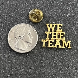 Pinback We The Team tono dorado empleado de negocios #44322 - Imagen 1 de 2