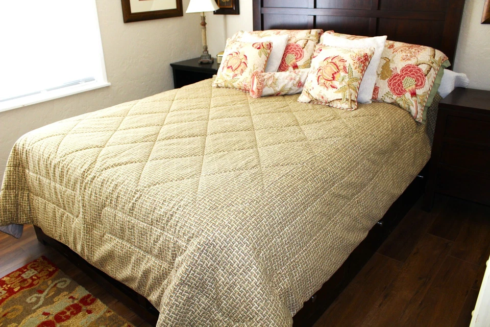 Rare! WAVERLY Tiki Basket-Weave Bamboo Green/Tan QUEEN Comforter - EXCELLENT! - Image 1 of 4