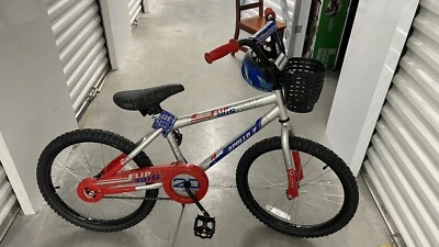Bicicleta para niños Apollo Flipside 20", azul/rojo (consigue la segunda bicicleta Schwinn GRATIS) Foto 1 de 4
