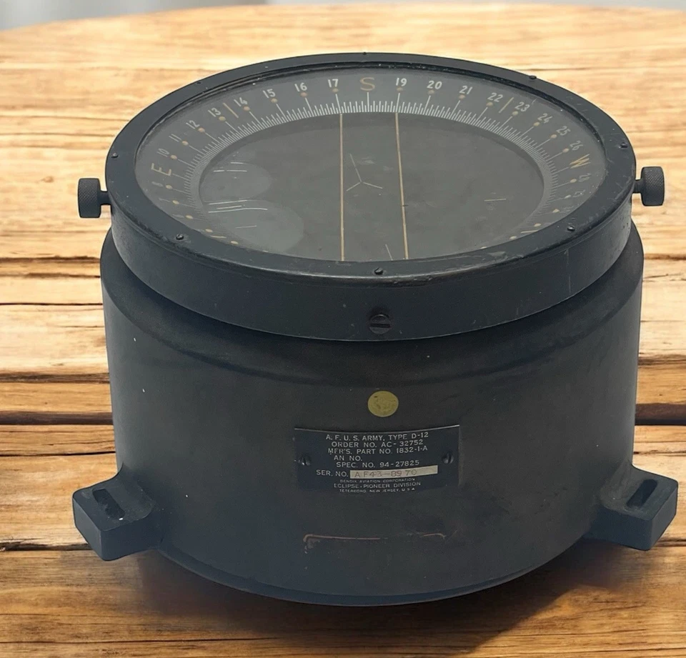 Brújula de avión de Estados Unidos de la Segunda Guerra Mundial Bendix Aviation Corporation A.F. U.S. D-12 Foto 1 de 4