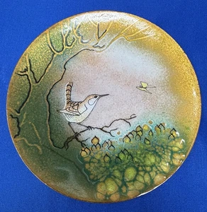 Seltene Mid-Century Modern Emaille auf Metall 6" Kunstplatte mit Zaunkönig & Schmetterling - Bild 1 von 7