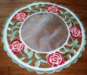 TISCHDECKE STICKEREI AUF POLYESTERSCHLEIER 19CM rote Rosen - Bild 1 von 1