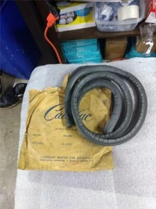 4605082 CADILLAC WEATHERSTRIP VINTAGE AUTO PART 1960'S ON USED AND NEW36 - Picture 1 of 1