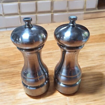 Molinillos de sal y pimienta vintage cerámica y acero al carbono cromo cepillado Foto 1 de 4