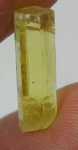 Esemplare di cristallo eliodoro berillo pulito terminato Pakistan 4,05 ct .80 g 16,5 mm - Foto 1 di 5