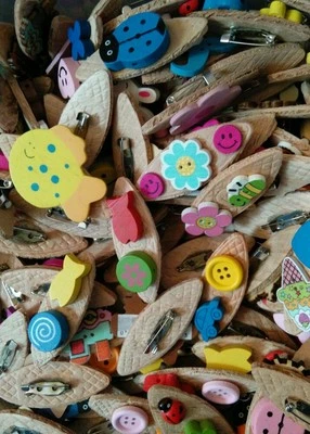 LOTE DE 50 BROCHES DE MADERA PARA NIÑOS NUEVOS/HECHOS A MANO (bolsos de fiesta, fetos, etc.) Foto 1 de 2