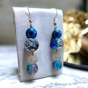 Hermosos pendientes colgantes azules y blancos con cuentas de vidrio crujiente - Imagen 1 de 7