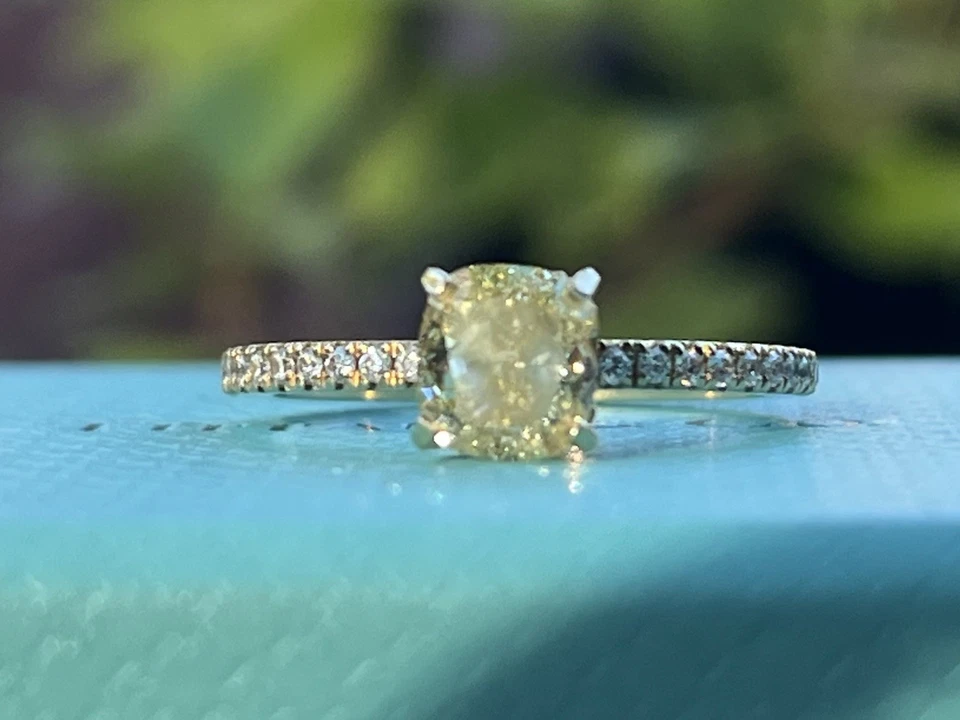 Anillo de compromiso Tiffany & Co verdadero elegante cojín amarillo diamantes oro amarillo de 18 quilates  Foto 1 de 4