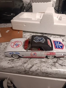 DANBURY MINT NY YANKEES 1961 WORLD SERIES CHAMPIONS FORD THUNDERBIRD CAR No COA - Picture 1 of 7
