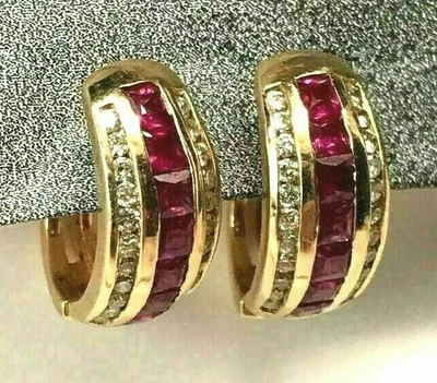 4,0 ct Princess Ruby & Diamond Simulierte Huggie-Ohrringe Geschenk Gelbvergoldet - Bild 1 von 3