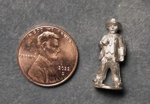 Figura de metal sin pintar escala HO Old West "Man Smoking Cigar or Ciggie" usada - Imagen 1 de 2