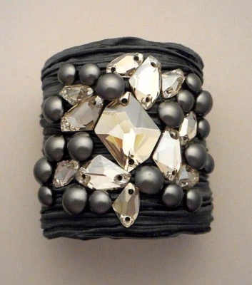 Bracelete Ted Rossi NYC cristal cinza pérola aglomerado em tecido cinza franzido - Imagem 1 de 4