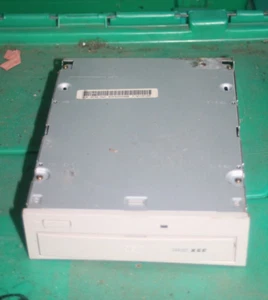 Samsung CD-Master 32E SCR3232 CD-ROM Drive Tan - Picture 1 of 5