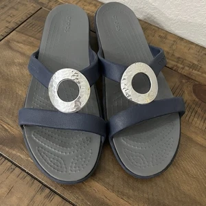 Sandalias Crocs Sanrah Hammered Circle punta abierta azules sin cordones 10 - Imagen 1 de 5