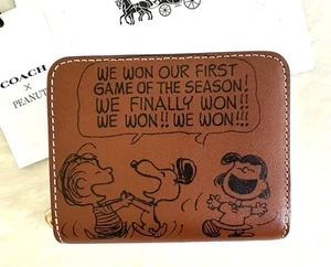 NUEVO CON ETIQUETAS CARTERA COACH X PEANUTS EDICIÓN LIM SNOOPY CUERO AVELLANA PERIÓDICO CBC43 - Imagen 1 de 12