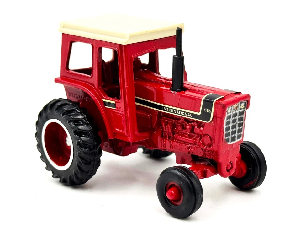 1/64 International 966 w/ Cab - Image 1 of 1
