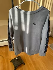 FELPA VICTORIA SECRET ROSA GRIGIO GIROCOLLO ARCOBALENO MANICHE LUNGHE LOGO DOGO - Foto 1 di 6