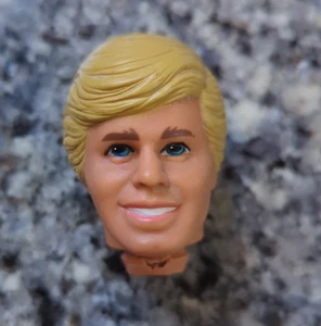 Mattel Barbie 1983 Ken geformter blonder Kopf Malaysia buschige Augenbrauen Ersatz - Bild 1 von 9