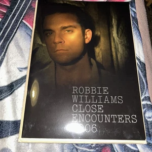ROBBIE WILLIAMS CLOSE ENCOUNTERS 2006 CONCERT TOUR PROGRAMME & INSERTS - Picture 1 of 8