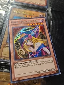 Yugioh Dunkles Magier-Mädchen LCYW-DE022 Secret Rare 1. Auflage  - Bild 1 von 5