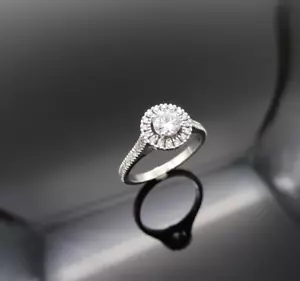 ANILLO HALO EN ORO BLANCO 750/18K CON BRILLANTES APROX. 0,86 CT. F / VS - Imagen 1 de 5