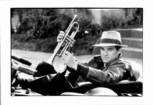 PRESSEFOTO GAMMA CINEMA 1984 KURT RUSSELL UND SEINE TROMPETE SWING SHIFT - Bild 1 von 2