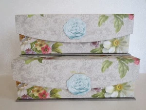 Set 2 SCATOLE PORTAGIOIE DANHUI NAI "Wild Apple" floreali 11" x 4" SnapClose - Foto 1 di 9
