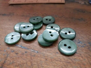 💙Nr.P16- Zauberhafte alte Perlmuttknöpfe Zweiloch grün 12 Stück DM 15 mm 💙 - Picture 1 of 2