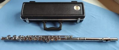 FLAUTA - Bundy Student Modelo 1206; Cuerpo y llaves niqueladas. Foto 1 de 4