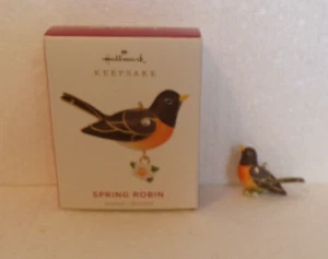 LOOK 2021 HALLMARK SPRING ROBIN MINIATURE ORNAMENT DISPLAY - Picture 1 of 2